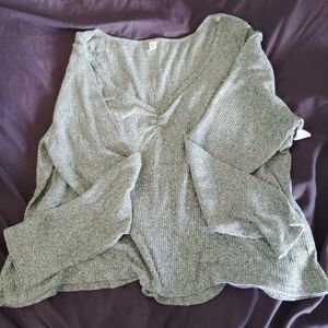 Heathered grey slight long sleeve crop